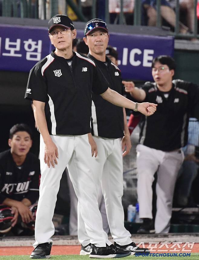 28일 부산 사직구장에서 열린 롯데와 KT의 경기. 8회 롯데 레이예스 타석 때 체크스윙에 대해 어필하는 KT 이강철 감독. 부산=송정헌 기자songs@sportschosun.com/2025.06.28/