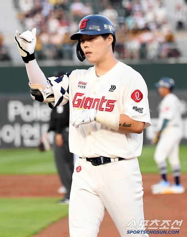 1일 부산 사직구장에서 열린 롯데 자이언츠와 LG 트윈스의 경기. 3회말 2사 1,2루 롯데 고승민이 적시타를 날린 뒤 환호하고 있다. 부산=박재만 기자 pjm@sportschosun.com/2025.07.01/