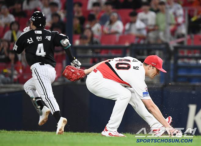 22일 광주 기아 챔피언스필드에서 열린 LG-KIA전. 6회초 무사 네일이 신민재에게 내야안타를 허용하고 있다. 광주=정재근 기자 cjg@sportschosun.com/2025.7.22/