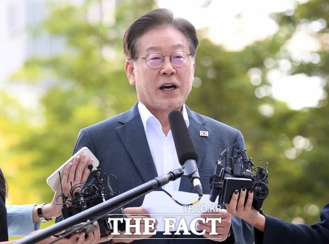 2023년 9월 9일 경기도 수원 영통구 수원지방검찰청에 쌍방울 그룹 대북송금 의혹과 관련 피의자 신분으로 출석하며 입장을 밝히던 이 대표. /더팩트 DB