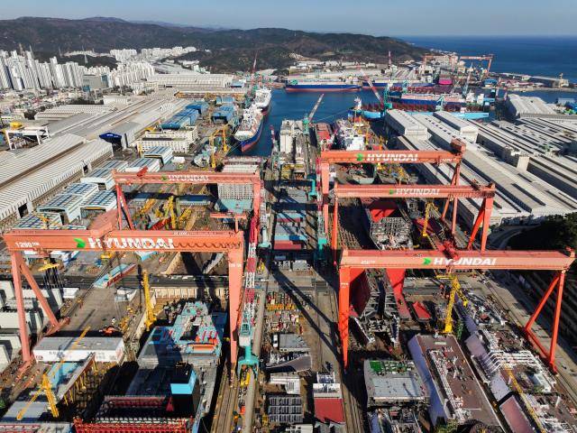 HD현대, 한화오션, 삼성중공업 등 한국 조선업체들이 초격차 기술을 바탕으로 내실을 다지며 굴곡 없는 이익 극대화에 속도를 내고 있다. HD현대중공업 울산 야드 전경. /HD현대