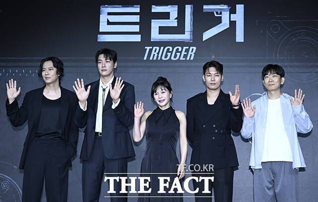 배우 김남길과 김영광, 길해연, 박훈, 권오승 감독(왼쪽부터)이 넷플릭스 새 시리즈 '트리거' 제작발표회에 참석한 가운데 권오승 감독이 지난 20일 발생한 인천 사제 총기 살인 사건을 언급했다. /장윤석 기자