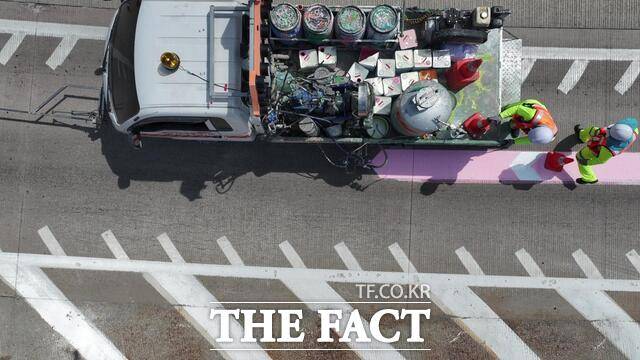 전북 완주분기점 램프 구간에서 '노면색깔유도선 자동 도색 장비'를 시범 운영하고 있다. /한국도로공사 전북본부