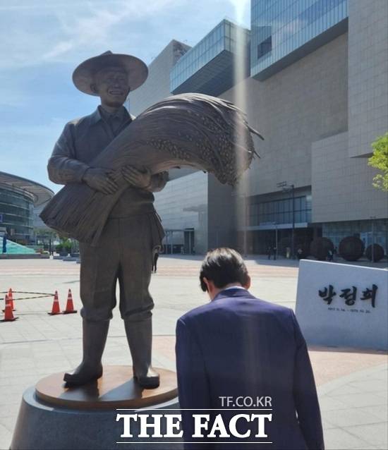 국민의힘 당 대표 출마를 선언한 조경태 의원이 22일 동대구역 광장에 있는 박정희 전 대통령 동상을 참배하고 있다. /조경태 의원 페이스북