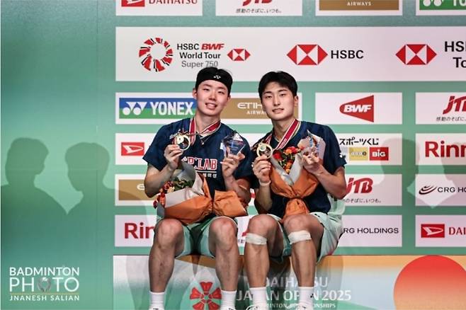 지난 20일 2025 재팬오픈 시상대에서 기쁨을 나누는 서승재-김원호. 사진/대한배드민턴협회