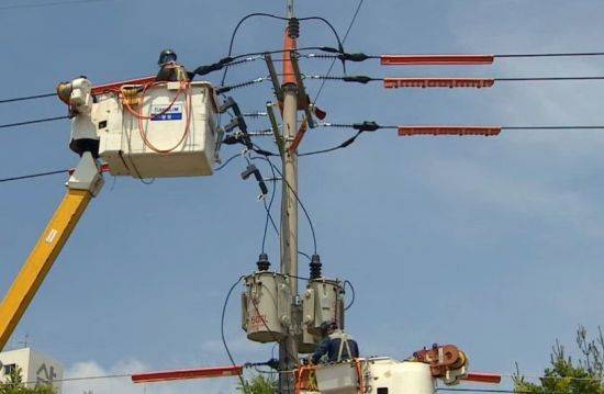 변압기가 달린 전봇대.[사진=유튜브 화면캡처]