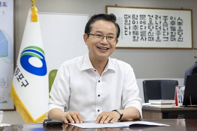 최호권 영등포구청장은 주민들을 만나면 구청장과 1대1 카카오톡 채팅장으로 연결할 수 있는 QR코드가 찍힌 명함을 건네고, 불편개선이나 건의사항을 카톡으로 직접 받는다. 영등포구 제공.