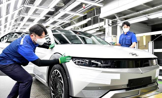 현대차 울산공장에서 작업자들이 전기차 아이오닉 5의 품질을 점검하고 있다. 사진 제공=현대차