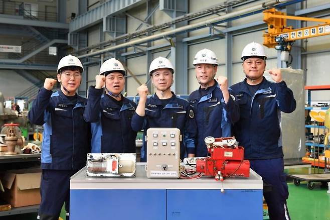 해군군수사 정비창 군무원들.