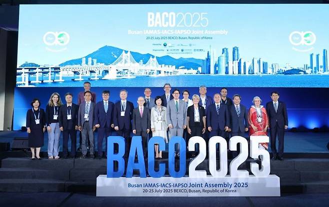 BOCO-25 개막식 후 참석자들이 기념촬영을 하고 있다. 오른쪽에서 여섯 번째가 박형준 부산시장, 박 시장의 왼쪽은 하경자 BACO-25 조직위원회 위원장, 하 위원장의 왼쪽이 이회성 기후변화에 관한 정부 간 협의체(IPCC) 전 의장이다. BACO-25 조직위원회 제공