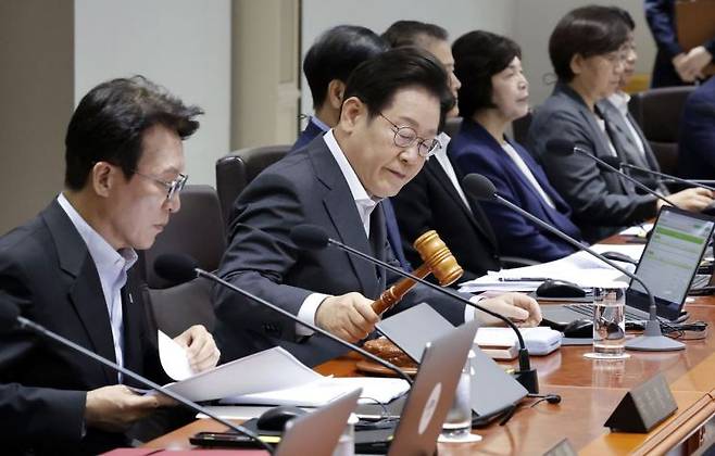 이재명 대통령이 22일 서울 용산 대통령실 청사에서 열린 국무회의에서 의사봉을 두드리며 개회 선언을 하고 있다. 연합뉴스