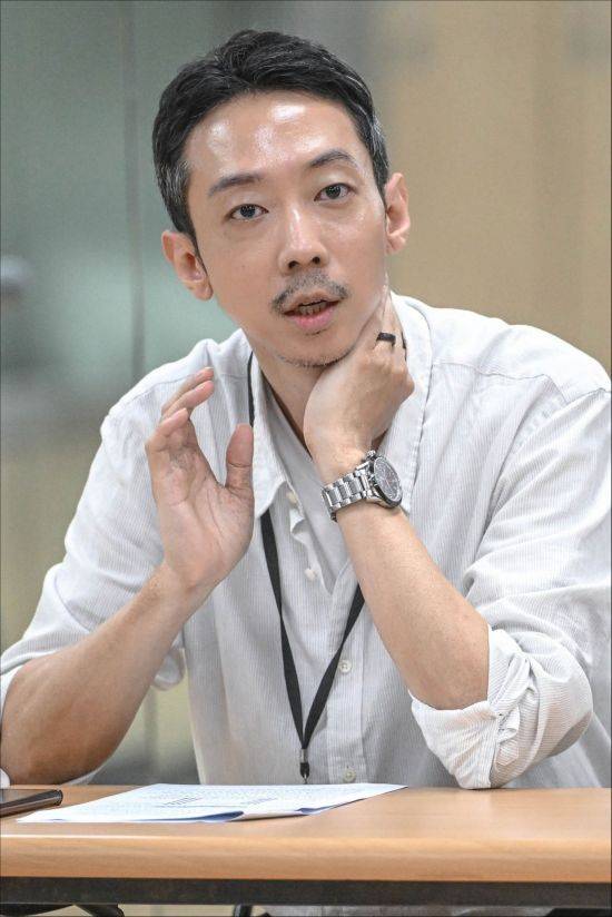 이준우 연출이 22일 세종문화회관에서 열린 라운드 인터뷰에서 1인극 '벽 속의 벽'을 설명하고 있다.  [사진 제공= 세종문화회관]