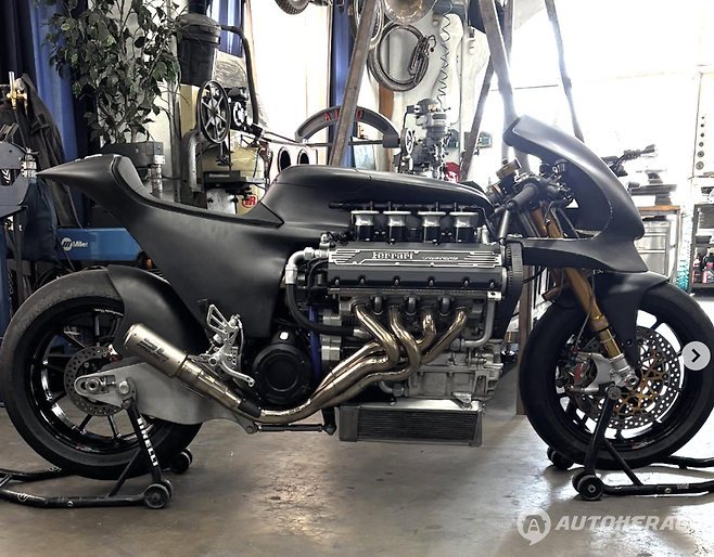 미국&nbsp;커스텀 모터사이클 빌더 하잔 모터워크가&nbsp;슈퍼카 페라리 F355의 3.5ℓ&nbsp;V8 엔진을 탑재한 바이크&nbsp;'HF355'를 공개했다. (출처 : 하잔 모터워크)