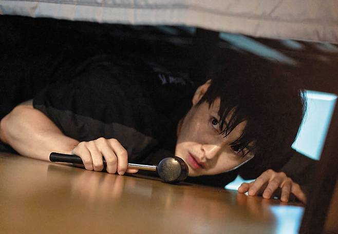 영화 ‘84제곱미터’ 주인공 ‘우성’(배우 강하늘). 김태준 감독은 “누군가에겐 인생을 바친 ‘영끌’이라는 소재를 오락적으로 휘발하지 않으려 애썼다”고 말했다./넷플릭스