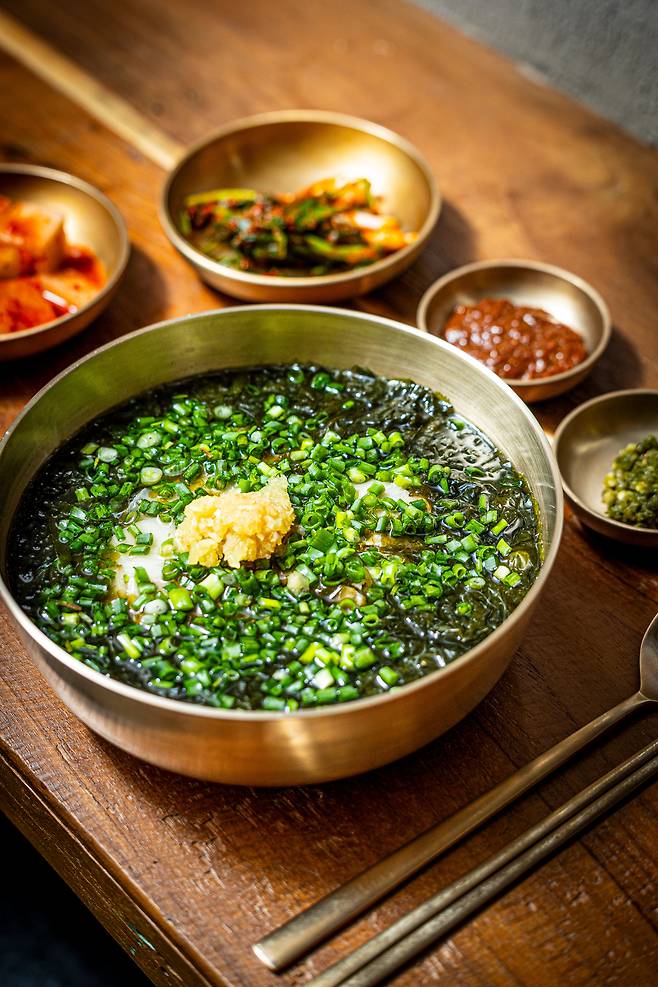 서울 용산구 용리단길 '토롬곰탕'의 '김곰탕'./이신영 영상미디어 기자