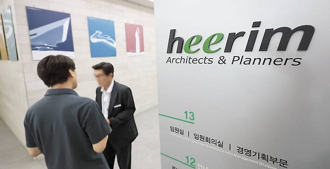 김건희 여사 의혹을 수사 중인 민중기 특별검사팀 관계자들이 21일 오후 김 여사 후원 업체로 알려진 희림종합건축사사무소에 대한 압수 수색을 하고 있다./연합뉴스