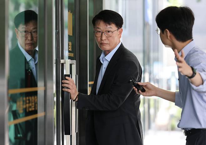 이영팔 소방청 차장이 22일 오전 서울 서초구 서울고검에 마련된 내란특검 사무실에서 '언론사 단전·단수 의혹' 관련 참고인 조사를 받기 위해 출석하고 있다. /뉴스1