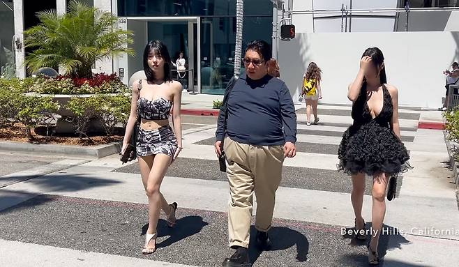 방시혁 하이브 의장이 여성들과 함께 미국 로스앤젤레스(LA) 베벌리 힐스를 걷는 모습이 목격됐다. /유튜브