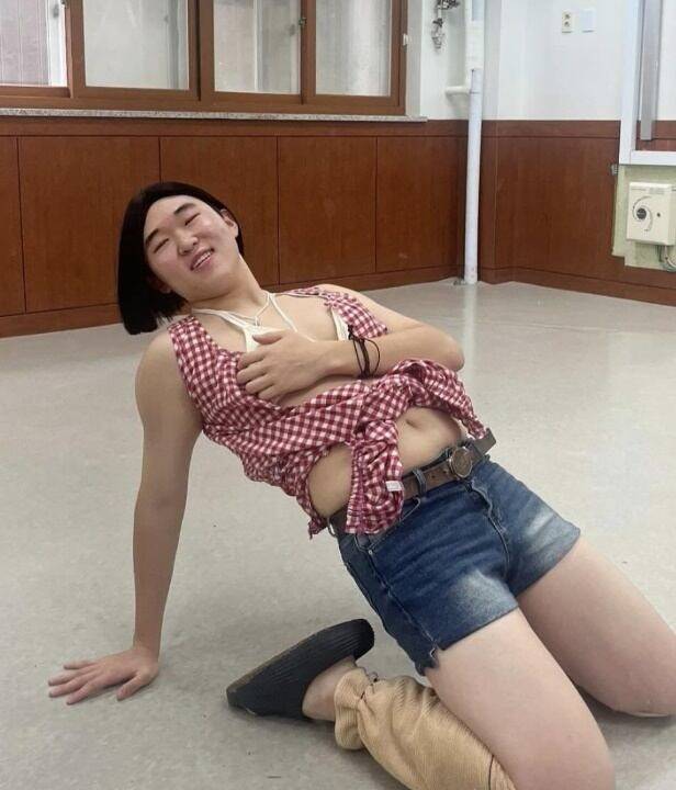 워터밤 페스티벌에서 파격적인 의상으로 이목을 끈 가수 권은비를 따라한 학생./의정부고 학생자치회 인스타그램