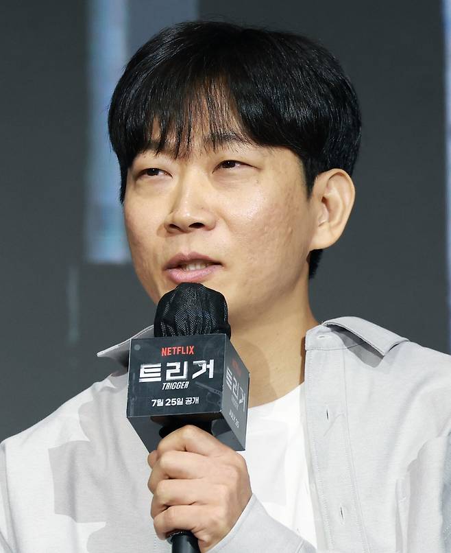 권오승 감독이 22일 오전 서울 마포구 호텔 나루 서울 엠갤러리에서 열린 넷플릭스 시리즈 ‘트리거’ 제작발표회에 참석해 인사말을 하고 있다./뉴스1