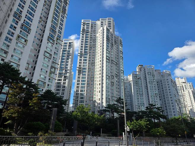 21일 오전 서울 강남구 대치동 래미안 대치팰리스. /방재혁 기자