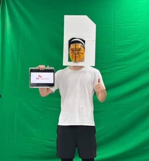 의정부고 3학년 학생이 졸업사진에서 지난 4월 ‘유심 대란’을 야기한 SK텔레콤 해킹 사건을 표현했다./의정부고 학생자치회 인스타그램 캡처