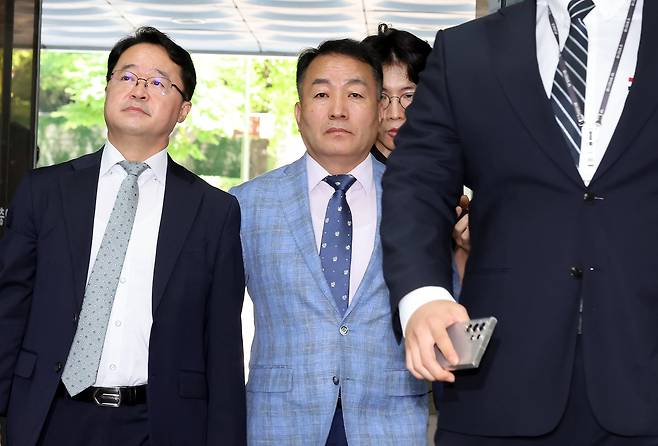 '윤석열 전 대통령 격노설'에 대한 위증 혐의를 받는 김계환 전 해병대사령관이 22일 오전 서울중앙지방법원에서 열린 영장실질심사(구속 전 피의자 심문)에 출석하고 있다./뉴스1