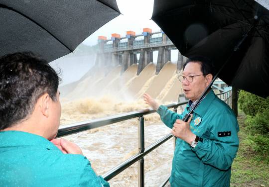 지난 17일 송인헌 군수가 집중호우에 대한 선제적 대응으로 괴산댐을 점검했다     사진=괴산군 제공