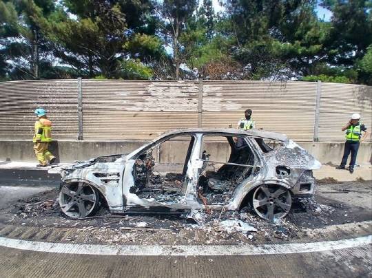 화재로 전소된 SUV 차량. 괴산소방서 제공