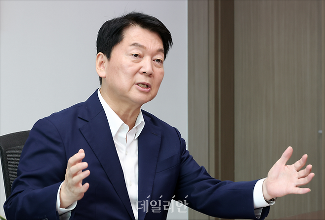 국민의힘 당대표 출마를 선언한 안철수 국민의힘 의원이 21일 오후 의원회관에서 데일리안과 인터뷰를 하고 있다. ⓒ데일리안 홍금표 기자