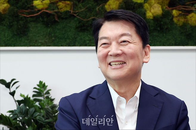 국민의힘 당대표 출마를 선언한 안철수 국민의힘 의원이 21일 오후 의원회관에서 데일리안과 인터뷰를 하고 있다. ⓒ데일리안 홍금표 기자