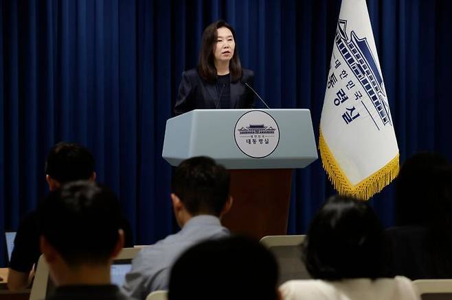 강유정 대변인이 21일 서울 용산 대통령실 청사에서 호우 피해 복구 관련 브리핑을 하고 있다.ⓒ뉴시스