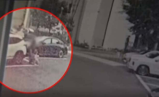 지난 20일 오후 4시쯤 총격 살인 피의자 A씨가 인천 송도의 아들 집으로 향하기 전 서울 도봉구 거주지 주차장에서 렌트차량에 큰 가방을 옮기는 모습 ⓒYTN 영상 갈무리