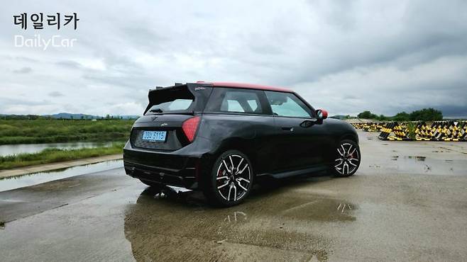 더 뉴 올 일렉트릭 미니 JCW