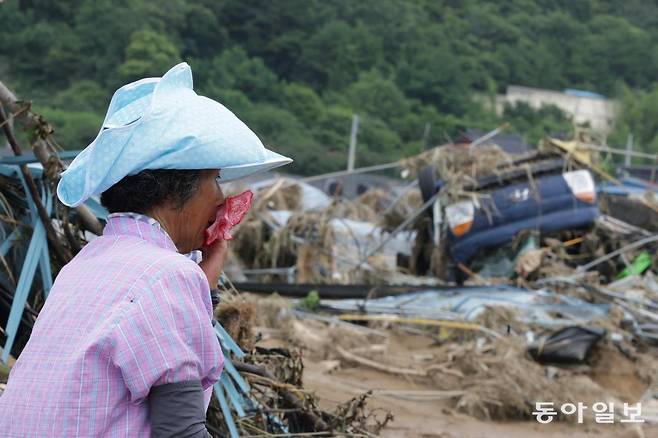21일 경남 산청군 신안면 청현마을 인근에서 한 주민이 폭우로 초토화된 딸기 비닐하우스 단지를 안타까운 표정으로 바라보고 있다. 이번 집중호우로 경남 지역에서는 농경지 3964㏊가 침수되고 가축 8만7968마리가 폐사하는 등 큰 피해가 발생한 것으로 잠정 집계됐다. 산청=박형기 기자 oneshot@donga.com