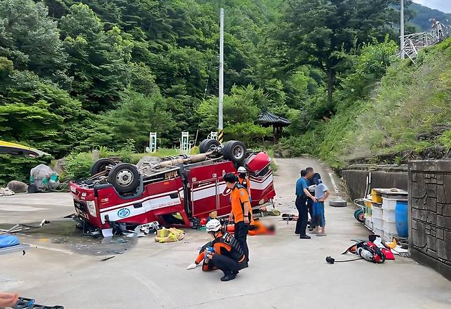 21일 오후 1시 21분경 경북 영천시 신녕면 치산리에서 소방차가 추락해 소방관 3명이 다치는 사고가 발생했다. 영천시 제공
