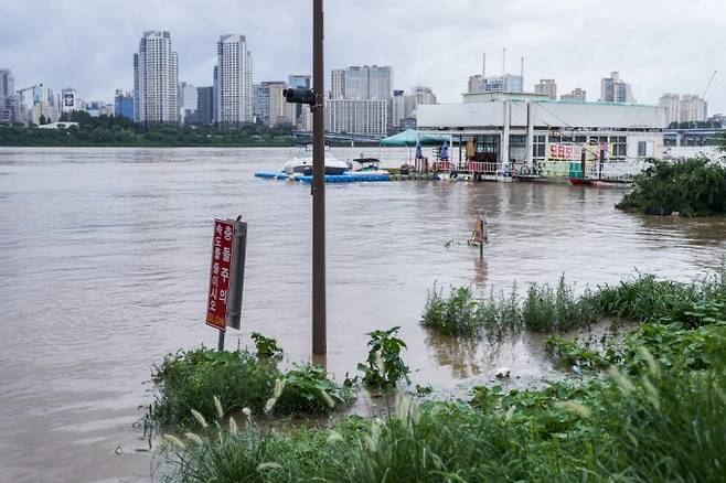 폭우 피해로 마을이 물에 잠긴 모습. 게티이미지뱅크 제공.