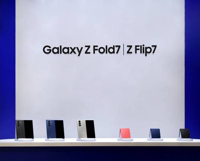 12일 더현대 서울에 오픈한 ‘갤럭시 스튜디오’ 에 전시된 ‘갤럭시 Z 폴드7·플립7’. 삼성전자 제공