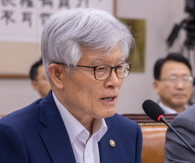 최동석 신임 인사혁신처장이 22일 국회에서 열린 국회 법제사법위원회 전체 회의에서 의원 질의에 답하고 있다. [연합뉴스]