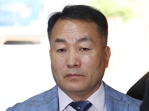 국회 증언·감정 등에 관한 법률 위반 등 혐의를 받는 김계환 전 해병대사령관이 구속 전 피의자 심문(영장실질심사)을 위해 22일 서울 서초구 서울중앙지방법원으로 향하고 있다.    [연합뉴스]