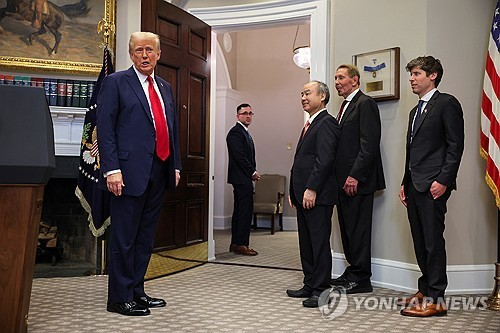 스타게이트 프로젝트의 주역 도널드 트럼프 미국 대통령(왼쪽부터)과 손정의 소프트뱅크그룹 회장, 래리 엘리슨 오라클 회장, 샘 올트먼 오픈AI CEO. ⓒ연합뉴스