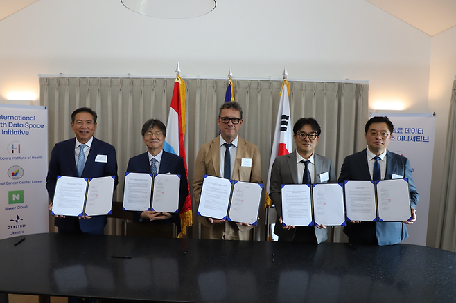국제 건강데이터 스페이스 연합(IHDSI)이 지난 21일 서울 용산구 주한룩셈부르크 대사관저에서 공식 출범식을 개최했다. 왼쪽부터 이일송 싸이퍼롬 대표, 이건국 국립암센터 연구소장, 울프 네어바스 룩셈부르크 보건연구원 대표, 임태건 네이버클라우드 전무, 김범재 오케스트로 대표가 기념촬영했다.
