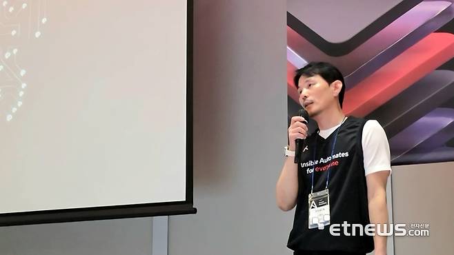 김종민 한국레드햇 전무가 22일 서울 송파구 잠실 롯데월드타워에서 열린 '레드햇 앤서블 오토메이트 2025'에서 발표하고 있다. [사진=현대인 기자]