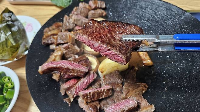 20250721_213722.jpg 저녁 손주 생일이라고 오마니가 사준 한우