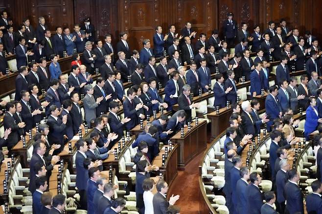 일본 중의원 의원들이 지난해 10월 9일 도쿄 국회의사당에서 열린 본회의에서 해산 선언 후 손뼉 치고 있다. 뉴시스