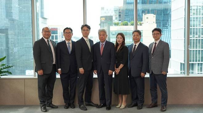 왼쪽부터 법무법인 YK 강성용 고문, 김승현·이상영변호사, 김성수 공공정책연구원장, 국고은 변호사, 이재성·정찬호 고문/ 사진=법무법인YK