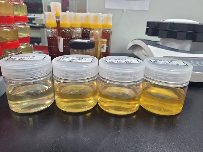 지난 18일 세종시 축산물품질평가원 연구실에 놓인 아까시꿀. 투명할수록 더 좋은 등급 평가를 받는다. 사진=최용준 기자