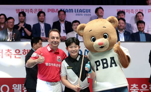 어린이 당구 선수인 구성욱 군이 22일 열린 팀리그 개막식 행사에서 멋진 시타를 한 뒤 다니엘 산체스로부터 큐를 선물 받은 뒤 기뻐하고 있다. PBA 제공