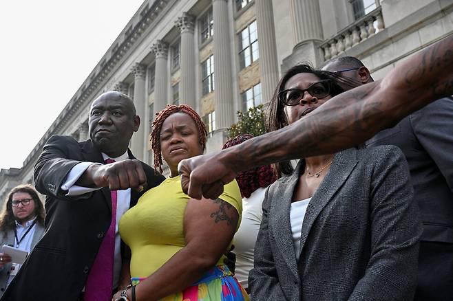 벤 크럼프 시민권 변호사(오른쪽)가 시위대와 재판 승리를 축하하고 있다. 가운데 노란색 옷을 입은 여성이 브리오나 테일러의 모친 타미카 팔머(가운데). 로이터 연합뉴스