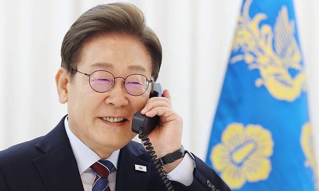 채일 국방홍보원장이 한-미 정상 통화를 한국만 발표하고 미국이 발표하지 않았다는 이유를 들어 국방일보에서 기사를 뺐다는 주장이 나왔다. 사진은 지난달 6일 이재명 대통령이 서울 한남동 관저에서 도널드 트럼프 미국 대통령과 전화 통화를 하기 위해 수화기를 들고 있는 모습. 대통령실사진기자단